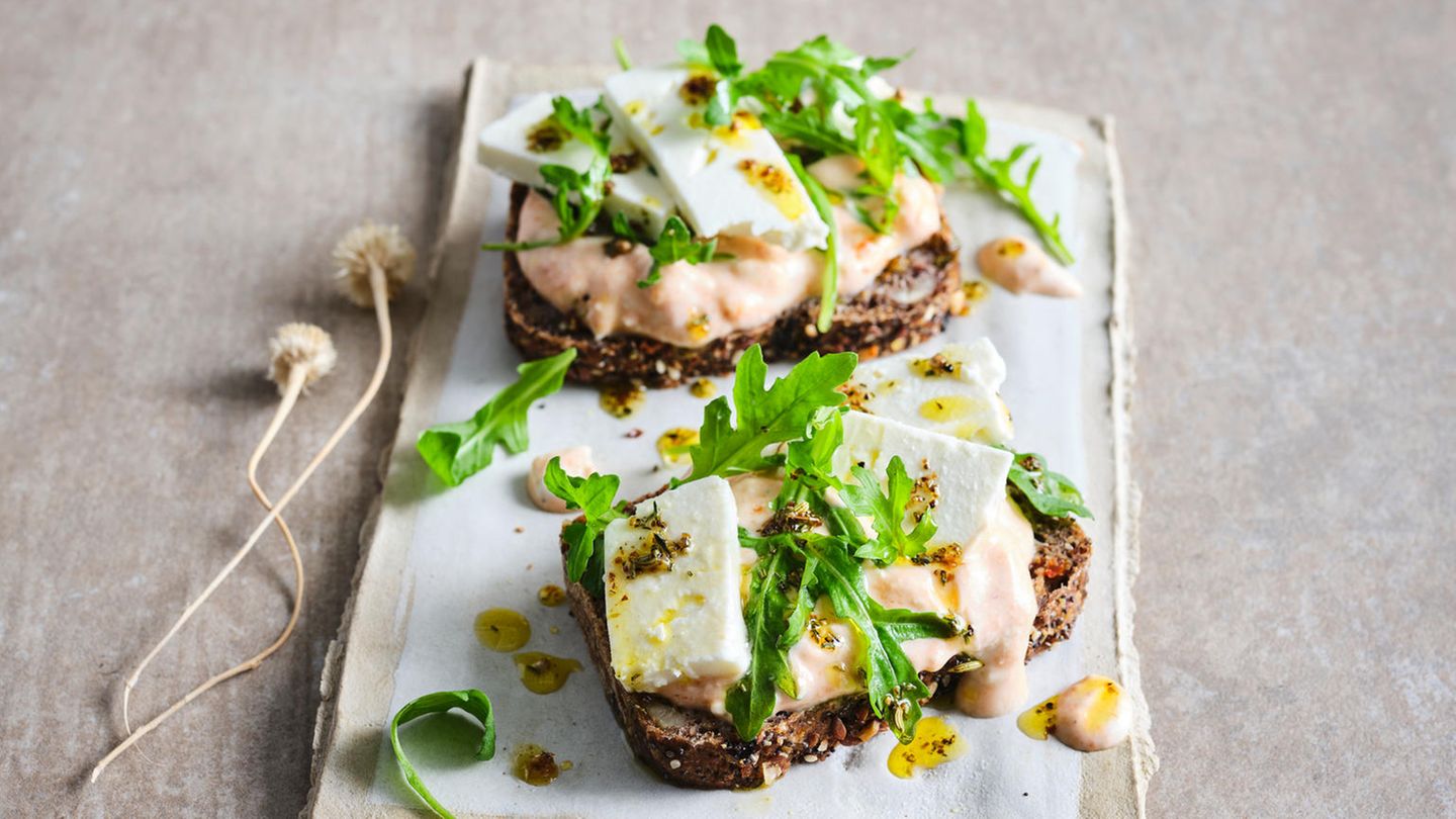 Feta-Sandwich mit Rucola und Harissa