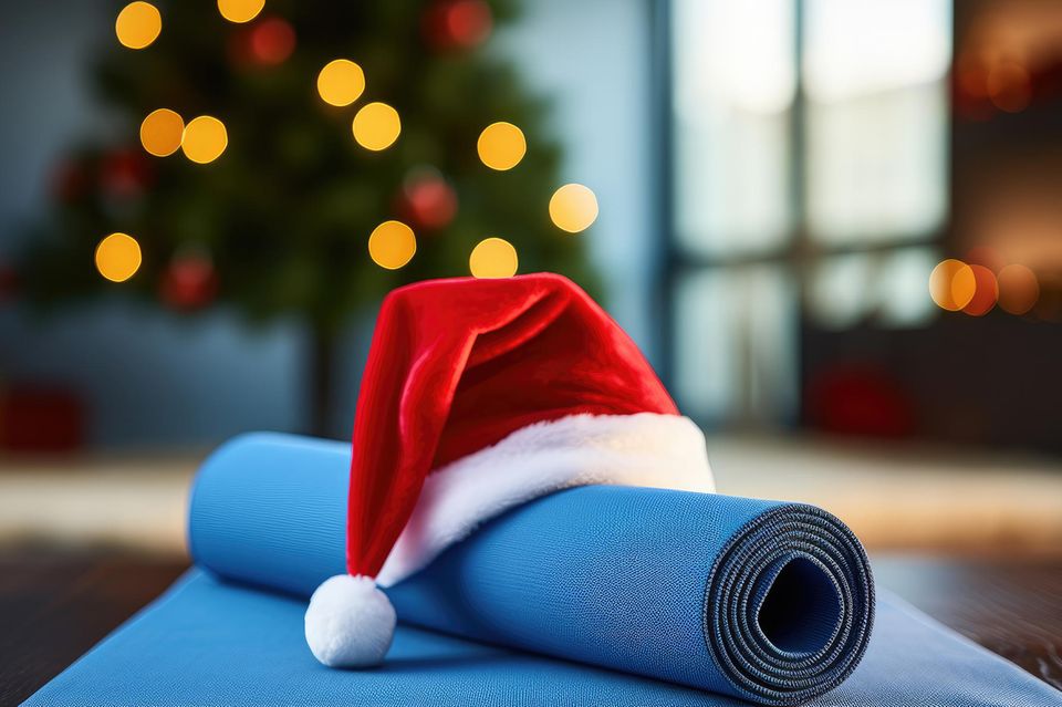 Weihnachtsmütze auf einer Yoga-Matte