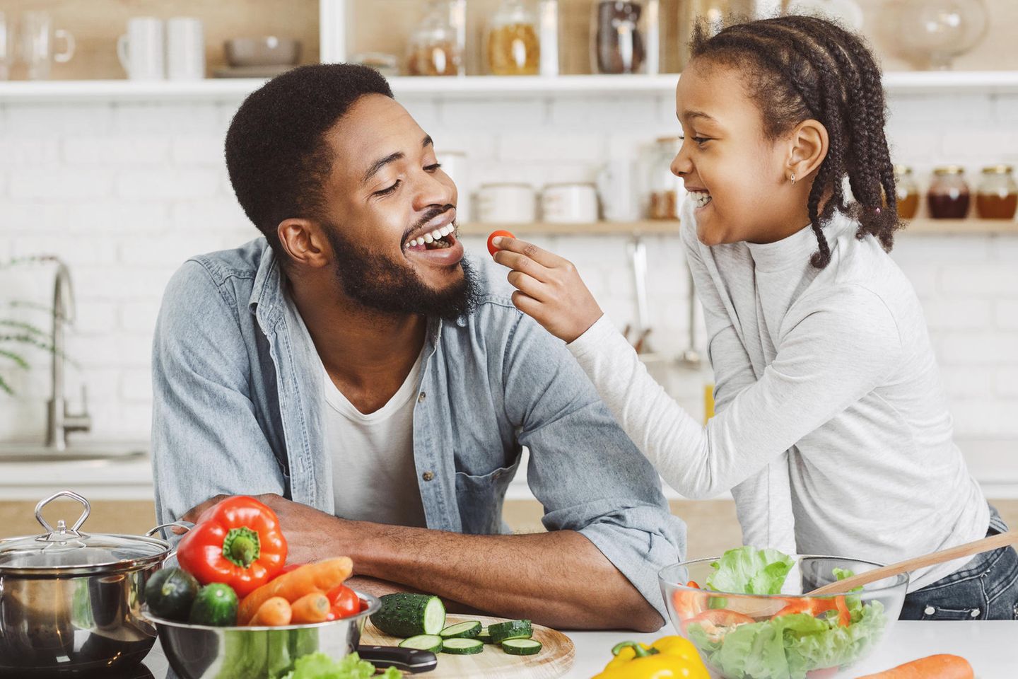 Bas Kast: Vater und Kind essen gesundes Essen