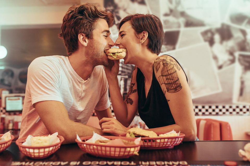 BRIGITTE Balance 2024: Ein Paar teilt einen Burger