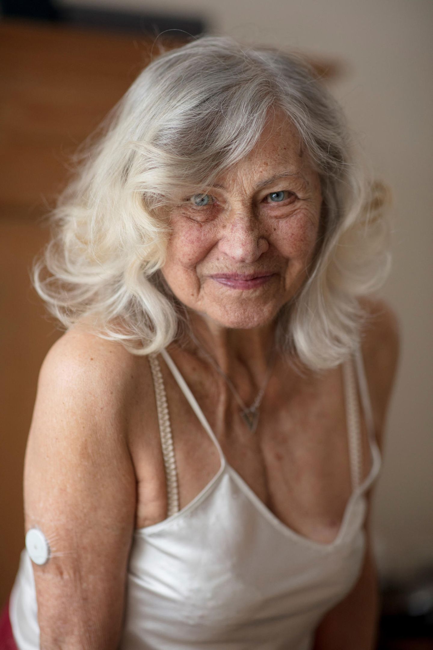 Fotowettbewerb VielfALT: Seniorin blickt in Kamera