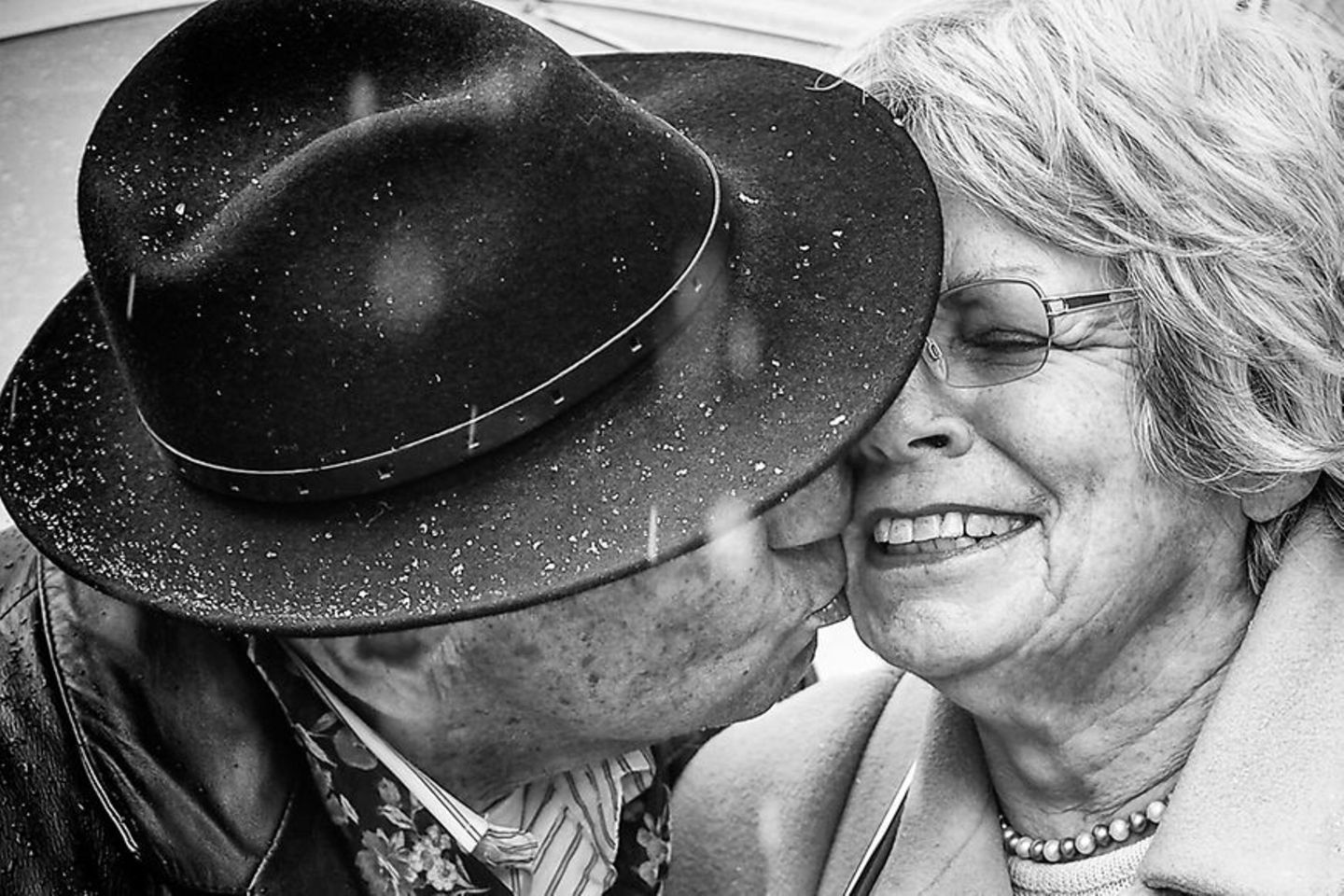 Fotowettbewerb VielfALT: Seniorenpaar küsst sich