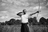 Fotowettbewerb VielfALT: Mann mit Pfeil und Bogen