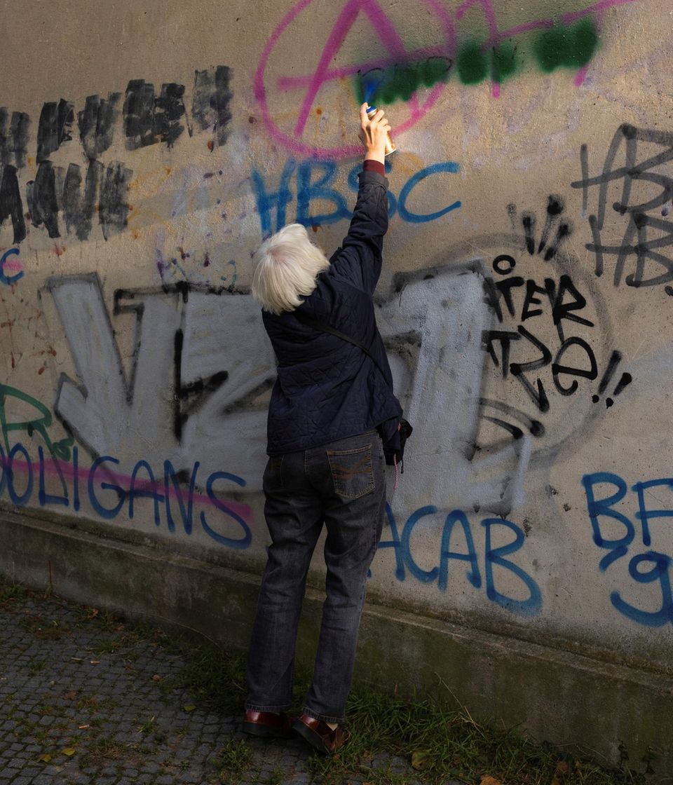 Fotowettbewerb VielfALT: Seniorin macht Graffiti