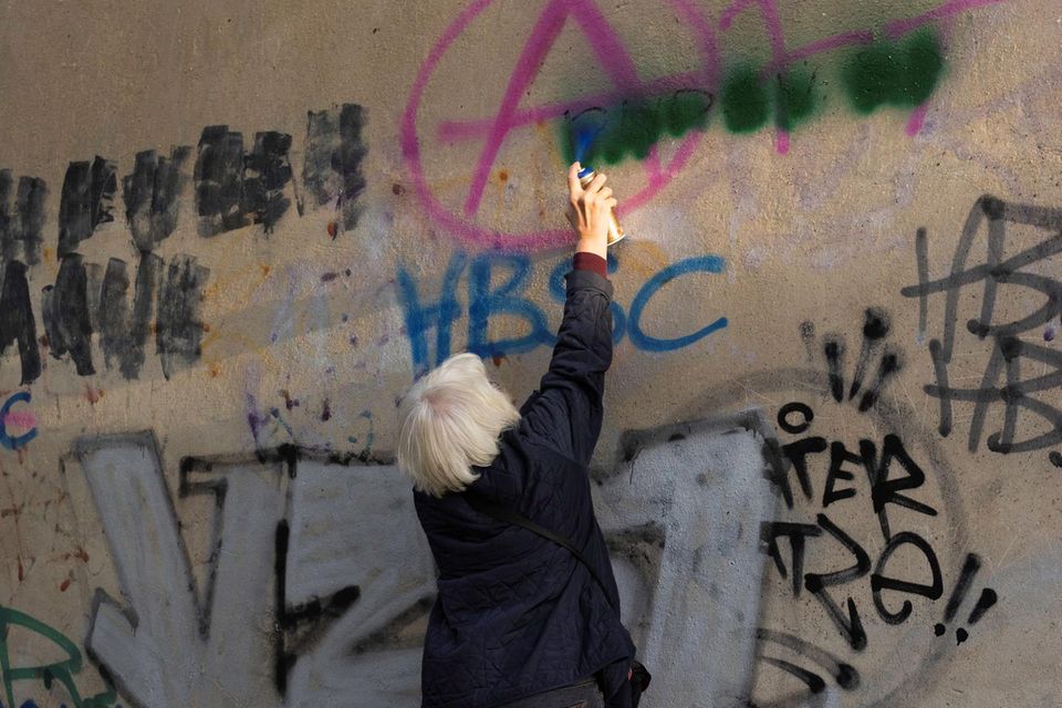 Fotowettbewerb VielfALT: Seniorin macht Graffiti