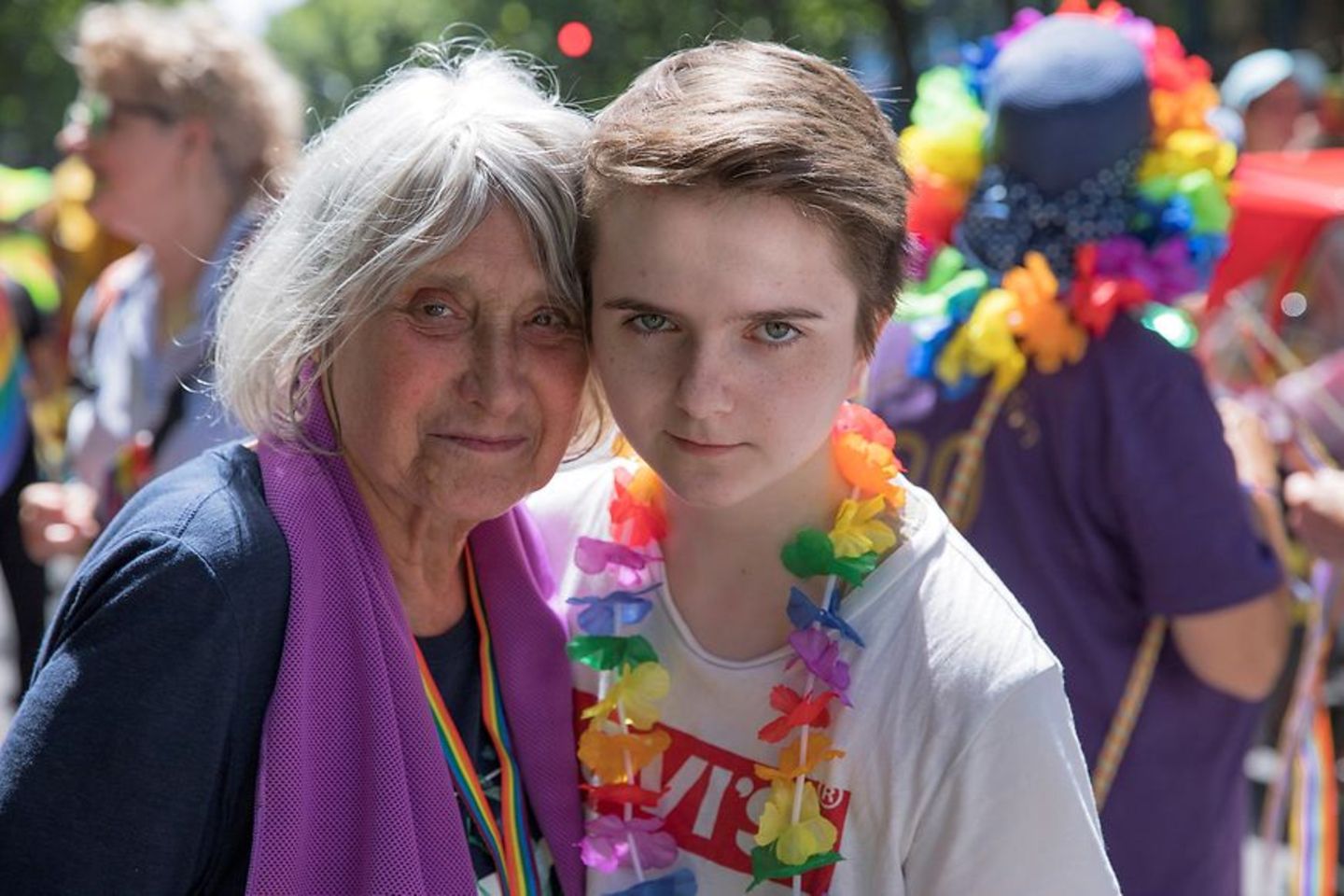 Fotowettbewerb VielfALT: Frau mit Enkelin auf dem Christopher Street Day