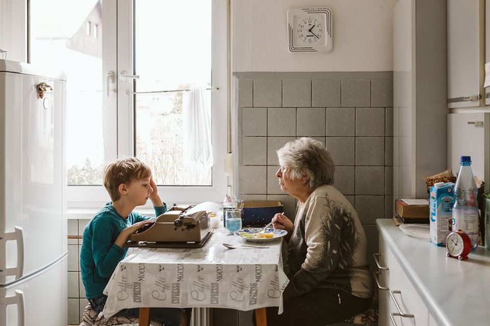 Fotowettbewerb VielfALT: Oma mit Enkel am Tisch