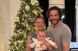 Weihnachtsbäume der Stars: Kaley Cuoca mit Mann und Tochter