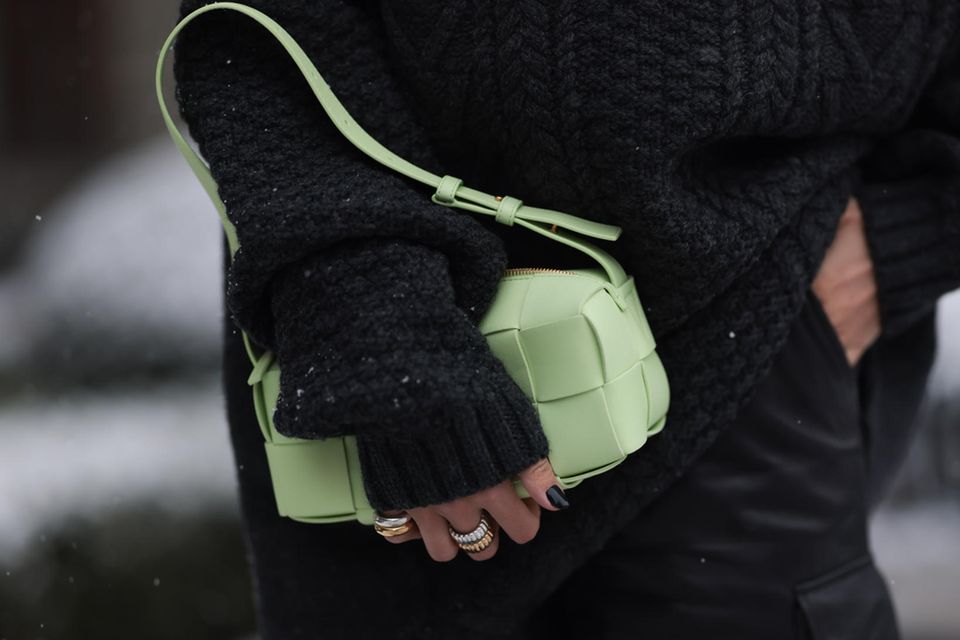 Die Handtasche in hellem Grün von Bottega Veneta könnte gute zu den Eigenschaften des Wassermanns passen.