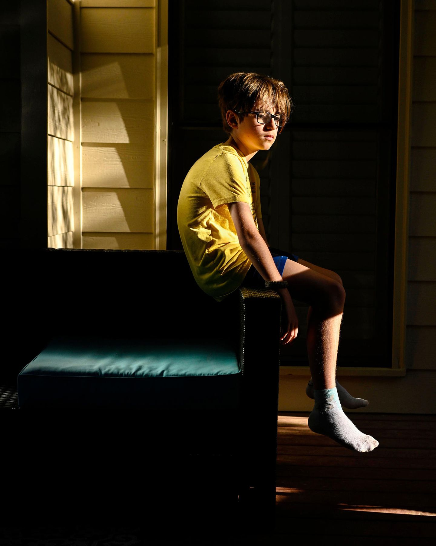 Unicef Foto des Jahres 2023: Junge sitzt auf Sofalehne
