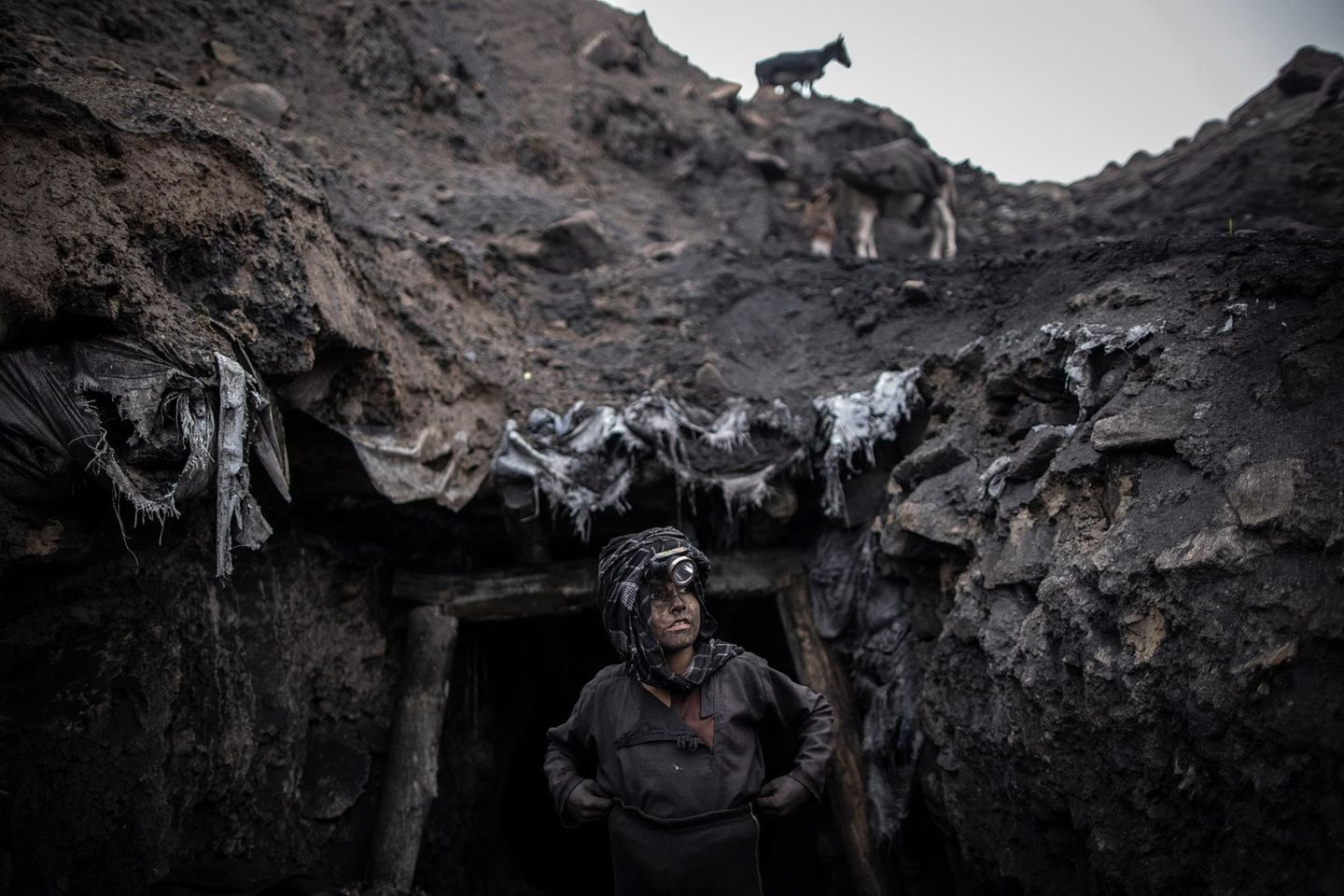 Unicef Foto des Jahres 2023: kindlicher Minenarbeiter vor Stollen in Afghanistan