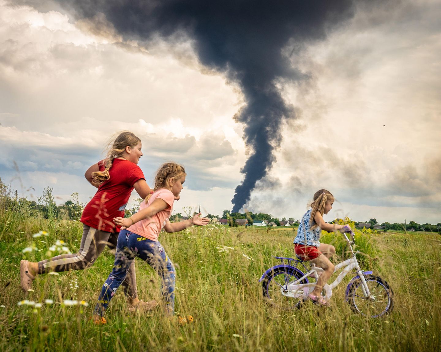 Unicef Foto des Jahres 2023: rennende ukrainische Kinder vor Bombenexplosion