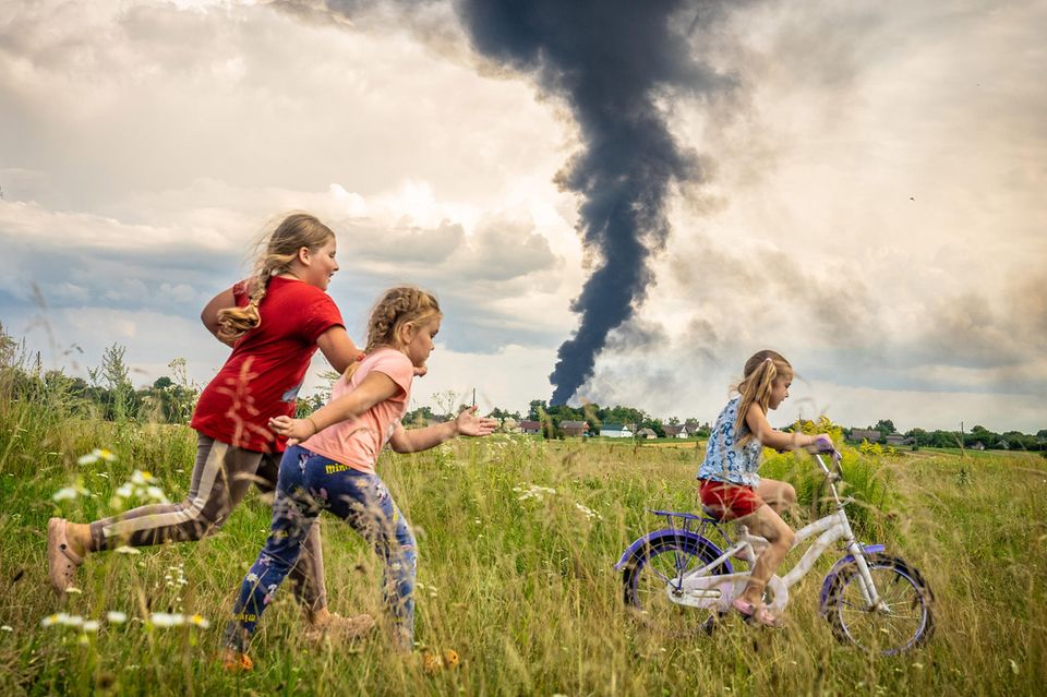 Unicef Foto des Jahres 2023: rennende ukrainische Kinder vor Bombenexplosion
