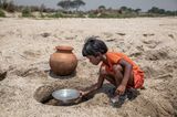 Unicef Foto des Jahres 2023: Kind mit Wasserschale in Indien