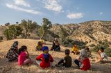 Unicef Foto des Jahres 2023: Kinder sitzen auf Wiese im Iran