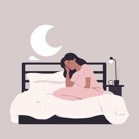 Frau sitzt schlaflos im Bett: Was mir wirklich hilft, wenn ich nachts um 3 Uhr wach liege und grübele