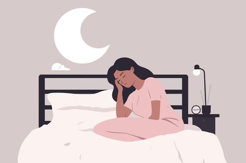 Frau sitzt schlaflos im Bett: Was mir wirklich hilft, wenn ich nachts um 3 Uhr wach liege und grübele