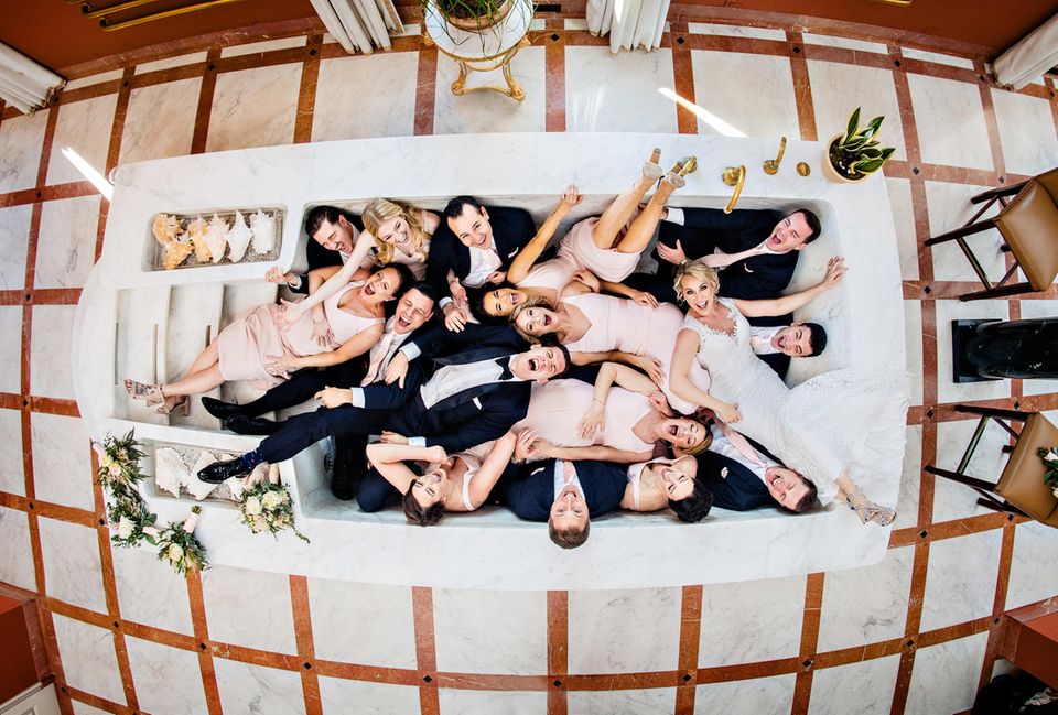 IWPOTY 2023: Hochzeitspaar und Gäste in einer Badewanne