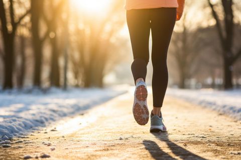 Neujahrsvorsätze: Frau joggt