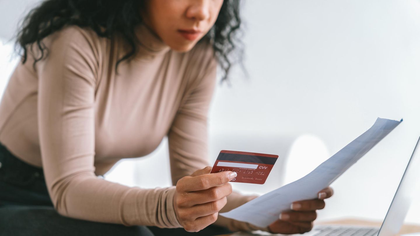 Minimalismus So hilft dir die 30/30Regel beim Geld sparen BRIGITTE.de