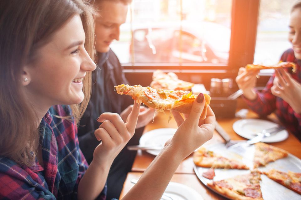 Die Gönnungs-Diät: Freunde beim Pizza essen