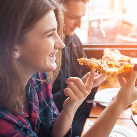 Die Gönnungs-Diät: Freunde beim Pizza essen