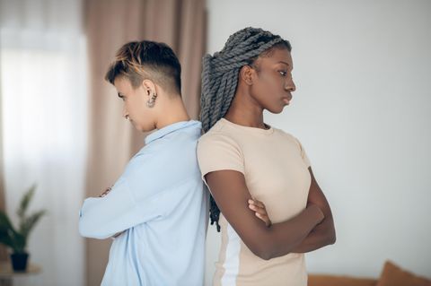 Paar streitet sich: 4 Sätze, die darauf hindeuten können, dass dein Partner unsicher mit eurer Beziehung ist