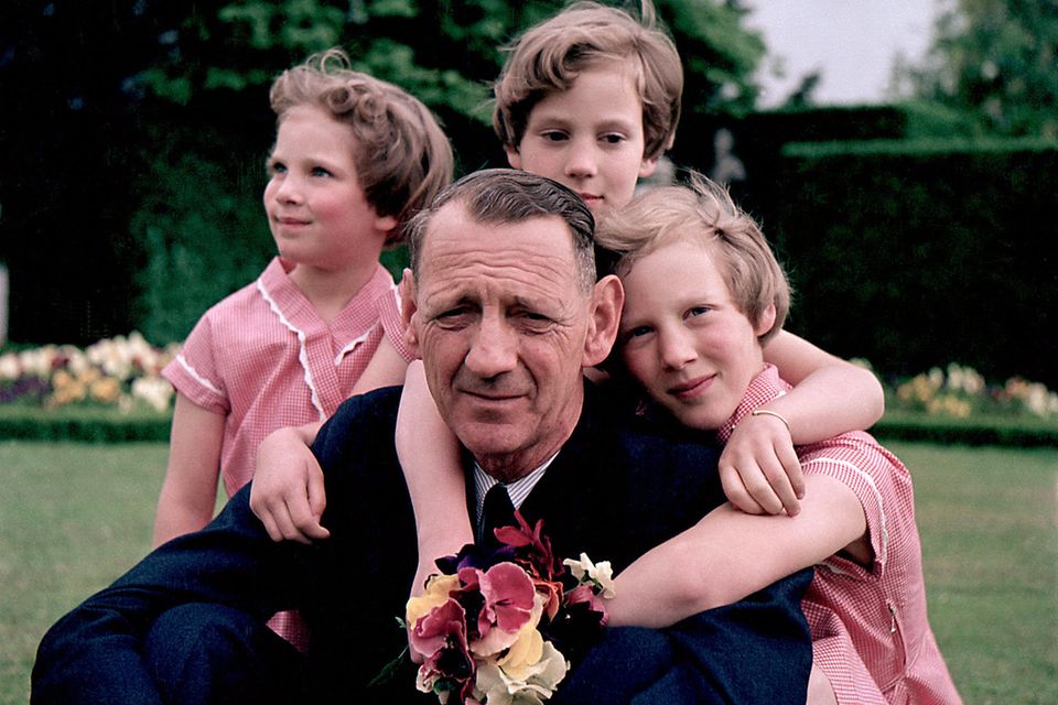 König Frederik IX. (†) mit seinen Töchtern Prinzessin Benedikte, Prinzessin Anne-Marie und Prinzessin Margrethe im Juni 1953.
