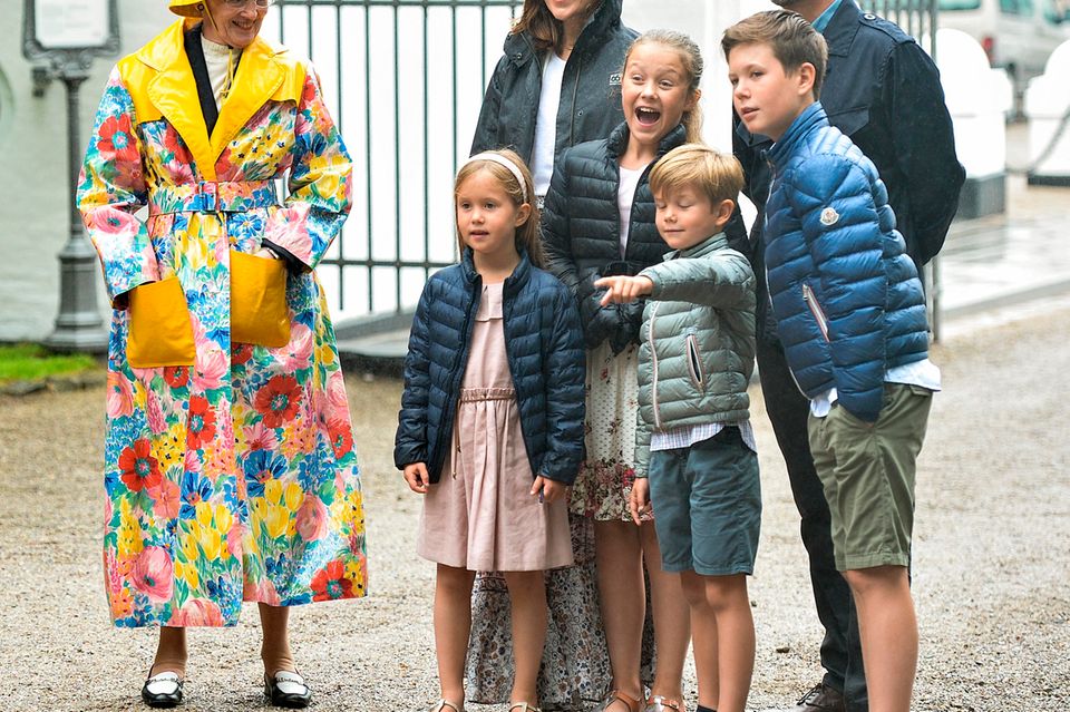 Königin Margrethe neben Prinzessin Mary, Prinz Frederik und ihren Kindern im Juli 2017.