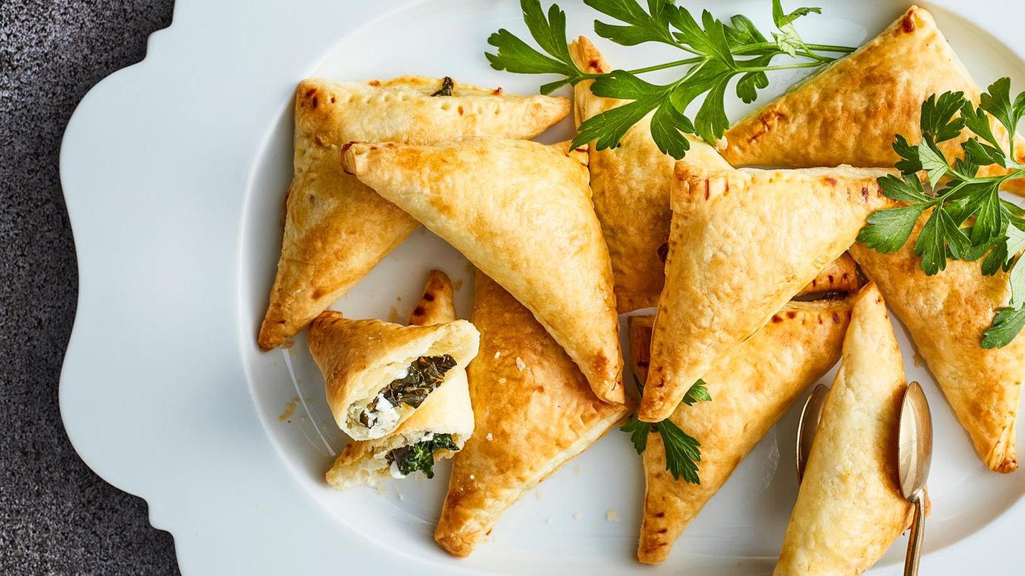 Schwarzkohl-Feta-Blätterteigecken mit Kräuter-Dip | BRIGITTE.de Schwarzkohl-Feta-Blätterteigecken mit Kräuter-Dip | BRIGITTE.de