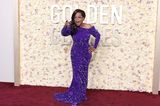 Oprah Winfrey kann das Blitzlichtgewitter wohl selbst kaum fassen! Die beliebte Talkshow-Moderatorin hüllt sich in ein körperenges Kleid mit langen Ärmeln. Teint-Schmeichler: das dunkle Lila. 