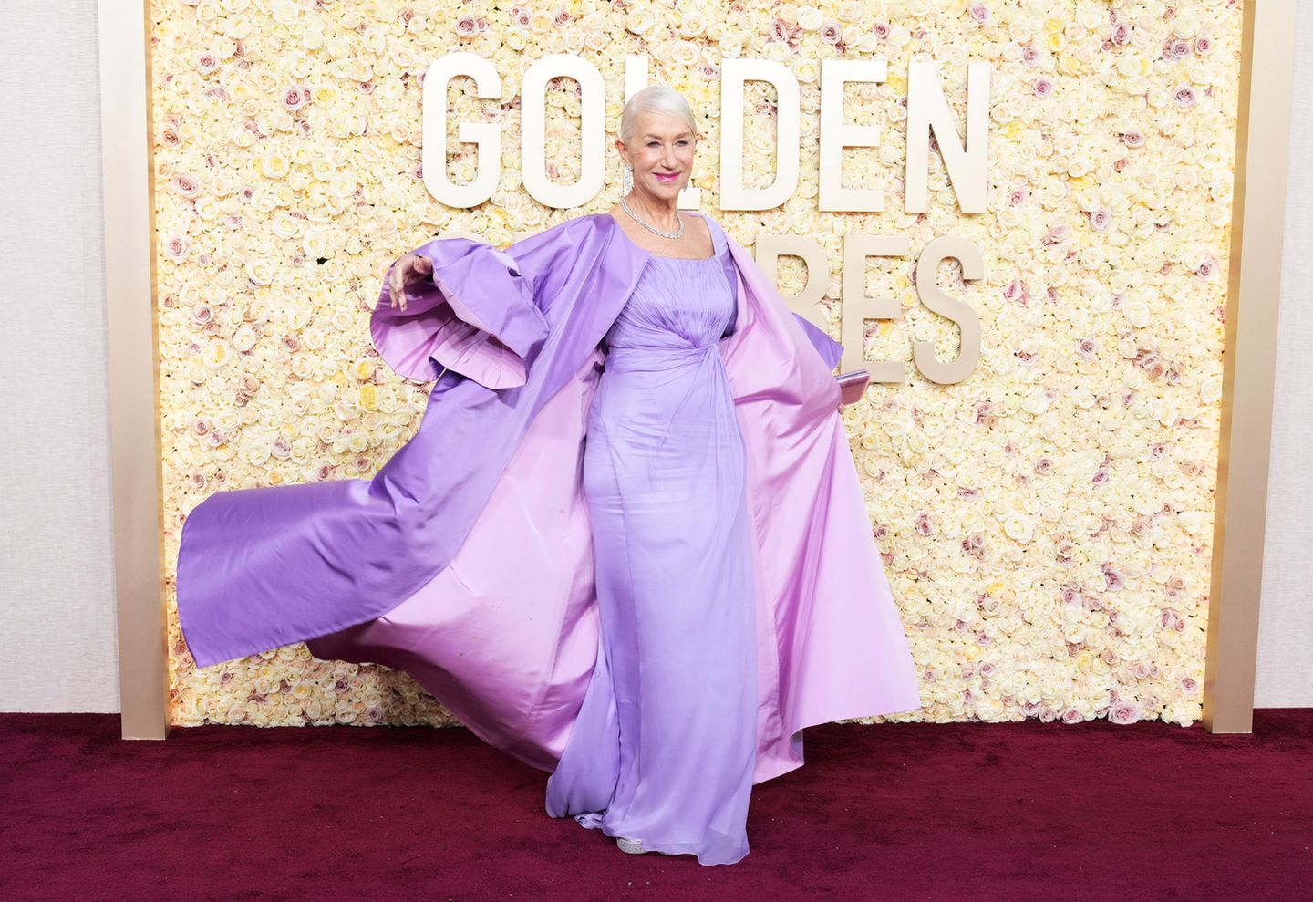 Helen Mirren bringt direkt das ganze Lavendel-Feld mit zu den Golden Globes. Mit etwas Schwung kommt das Kleid mit passendem Mantel von Dolce & Gabbana erst so richtig zur Geltung. 