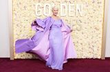 Helen Mirren bringt direkt das ganze Lavendel-Feld mit zu den Golden Globes. Mit etwas Schwung kommt das Kleid mit passendem Mantel von Dolce & Gabbana erst so richtig zur Geltung. 