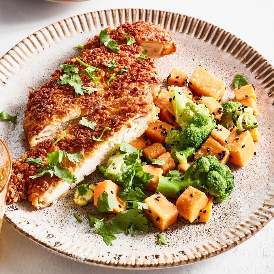 Knusper-Hühnchen mit Süßkartoffel-Brokkoli-Salat