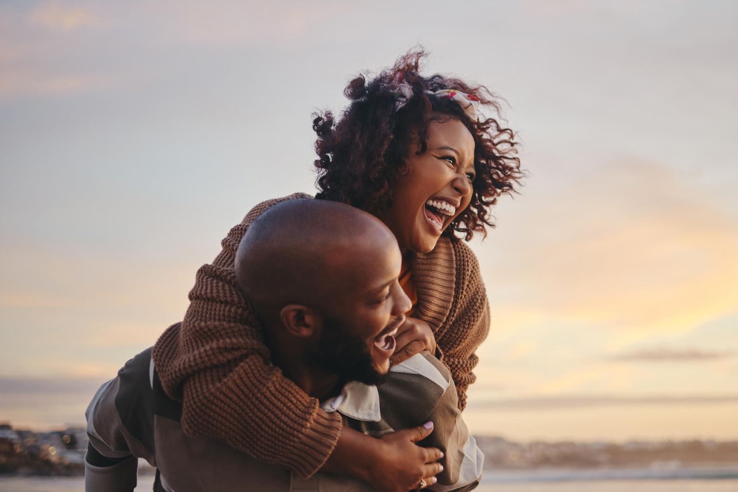 Beziehung auf Augenhöhe: glückliches Paar vor Sonnenuntergang in der Natur