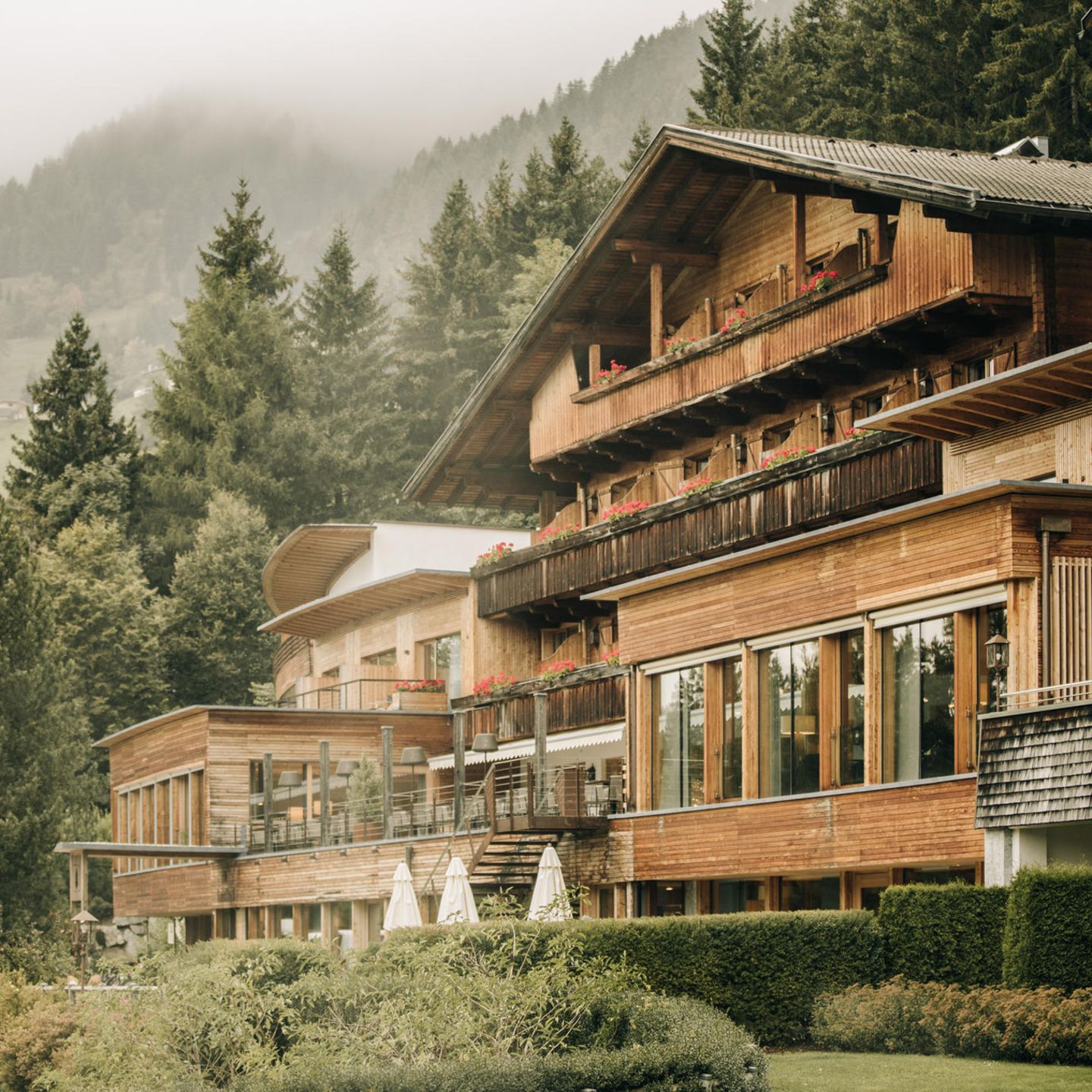 Das Vier-Sterne-Superior Naturhotel Leitlhof liegt in Innichen in den Südtiroler Dolomiten. Es hat einen Spa-Bereich mit Saunen, Dampfbädern, Pools und Massagen im Angebot – und das wunderschöne Ambiente inmitten der Dolomiten gibt es umsonst dazu. Was braucht es mehr, um sich nach einem erlebnisreichen Tag zu entspannen? Das 4-Sterne-Hotel Leitlhof wird mit einem eigenen Holzkraftwerk betrieben und ist damit CO2-neutral. Für das leckere Essen gibt es einen biologischen Bauernhof mit naturnaher Rinderzucht. Auch Obst und Gemüse werden von dort bezogen. Weitere Infos unter: www.leitlhof.com