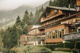 Das Vier-Sterne-Superior Naturhotel Leitlhof liegt in Innichen in den Südtiroler Dolomiten. Es hat einen Spa-Bereich mit Saunen, Dampfbädern, Pools und Massagen im Angebot – und das wunderschöne Ambiente inmitten der Dolomiten gibt es umsonst dazu. Was braucht es mehr, um sich nach einem erlebnisreichen Tag zu entspannen? Das 4-Sterne-Hotel Leitlhof wird mit einem eigenen Holzkraftwerk betrieben und ist damit CO2-neutral. Für das leckere Essen gibt es einen biologischen Bauernhof mit naturnaher Rinderzucht. Auch Obst und Gemüse werden von dort bezogen. Weitere Infos unter: www.leitlhof.com