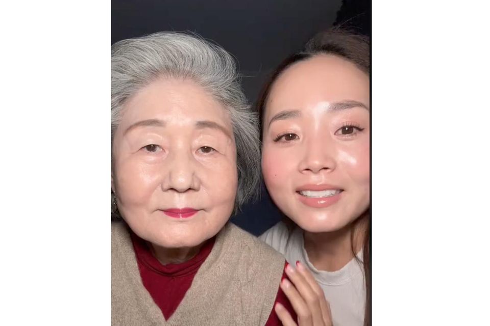 Unglaublich, aber wahr: Yuri Lees Großmutter ist 80 Jahre halt und nahezu faltenfrei! 