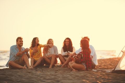 Psychologie: Eine Gruppe von Menschen am Strand