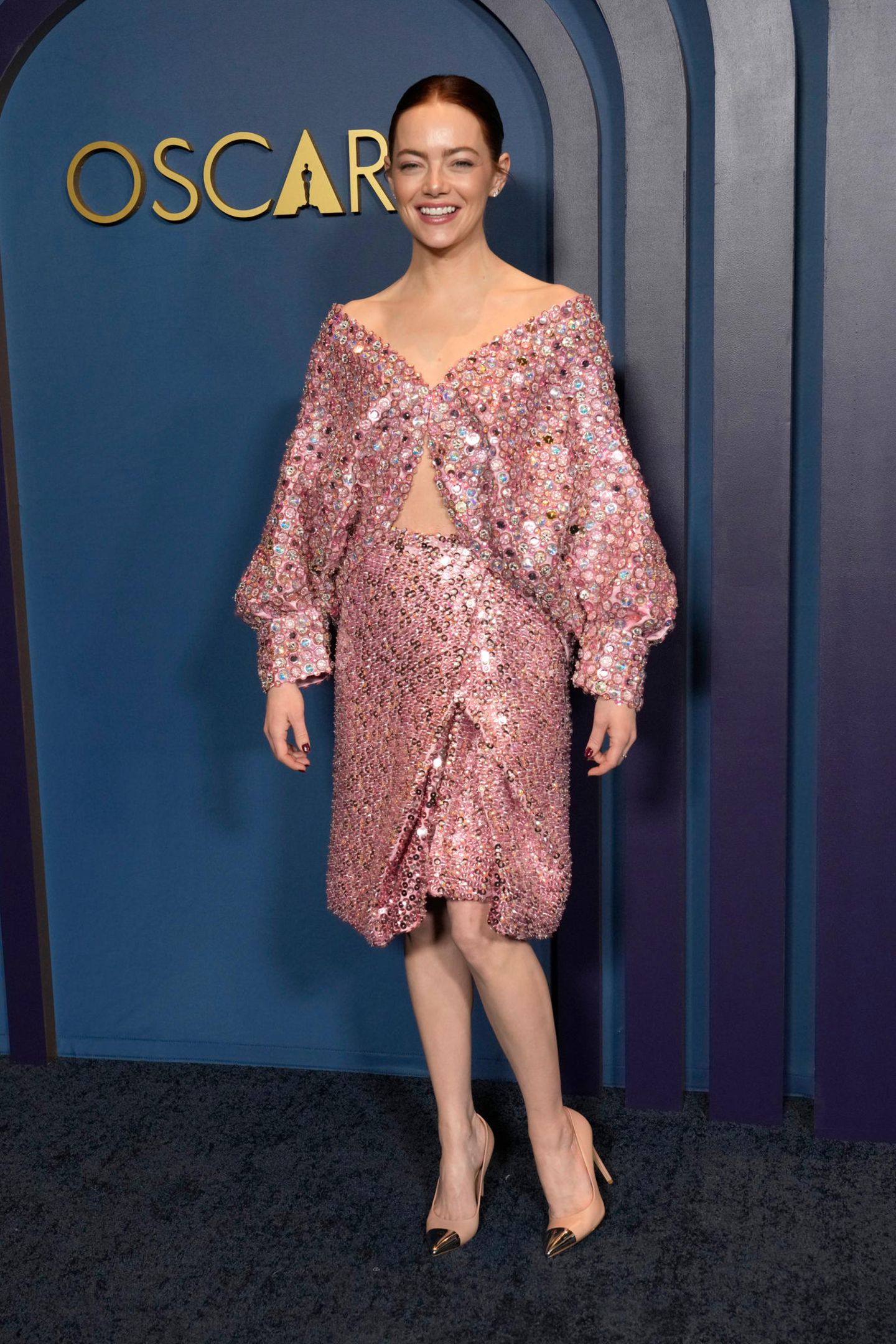 Emma Stone verbreitet im rosafarbenen, verspielten Pailletten-Dress von Fendi schönste Style-Laune.