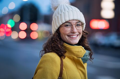 Wochen-Horoskop: glückliche Frau mit Mütze