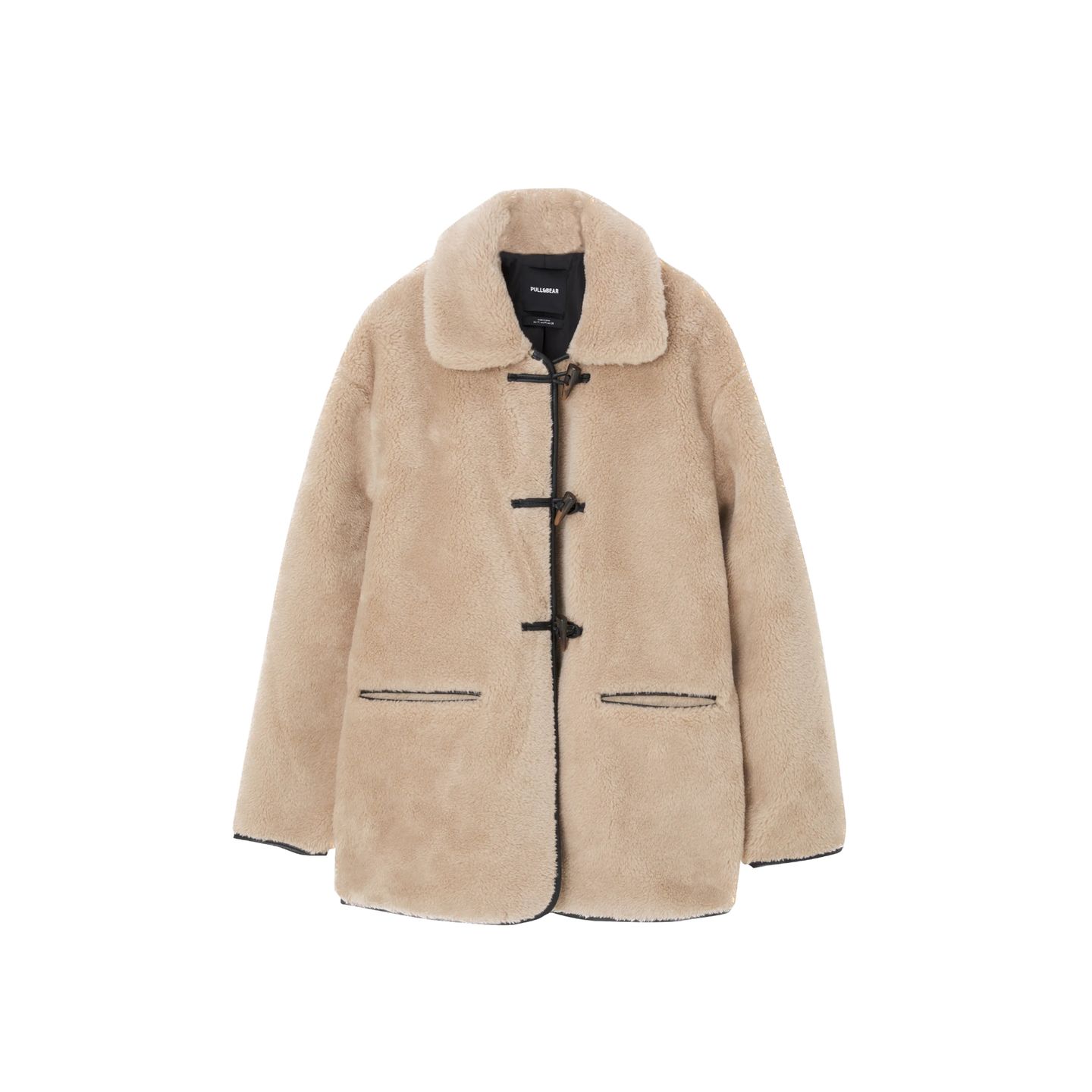 Wer nicht so viel Geld ausgeben, aber genauso stylisch aussehen möchte, wird bei Pull & Bear fündig. Hier ist die Fake-Fur-Jacke mit Knebelverschluss gerade im Sale und kostet über Zalando knapp 35 Euro. 