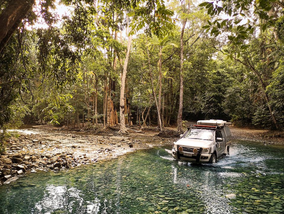 Jeep fährt durch einen Fluss