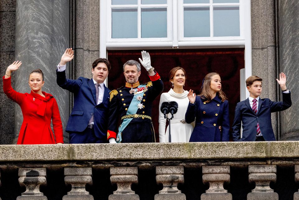 Von links nach rechts: Prinzessin Isabella, Prinz Christian, König Frederik, Königin Mary, Prinzessin Josephine und Prinz Vincent. 