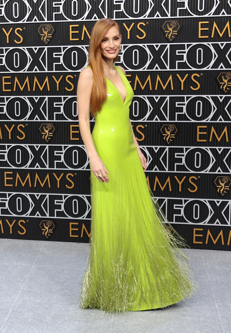 Glamour-Auftritt mit Schwung! Jessica Chastain zeigt sich im Neonkleid von Gucci von ihrer farbenfrohen Seite. Das grelle Grün erhält durch Fransen noch einen extra Moment Dramatik. 