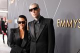 Partner-Look, aber mal richtig! Kourtney Kardashian und Travis Barker heben sich als modisches Doppel in schwarzen Anzügen ab. Sonnenbrille? Darf beim Blitzlichtgewitter nicht fehlen. 