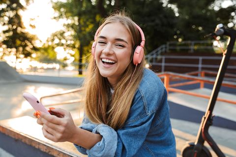Mädchen im Teenageralter hört Musik