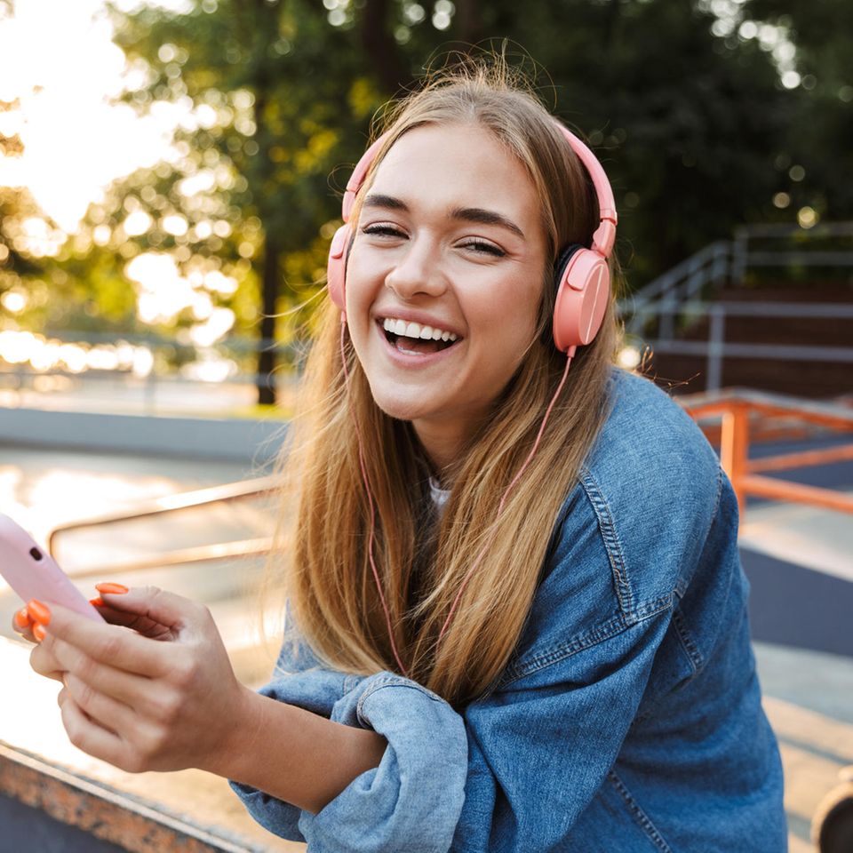 Mädchen im Teenageralter hört Musik