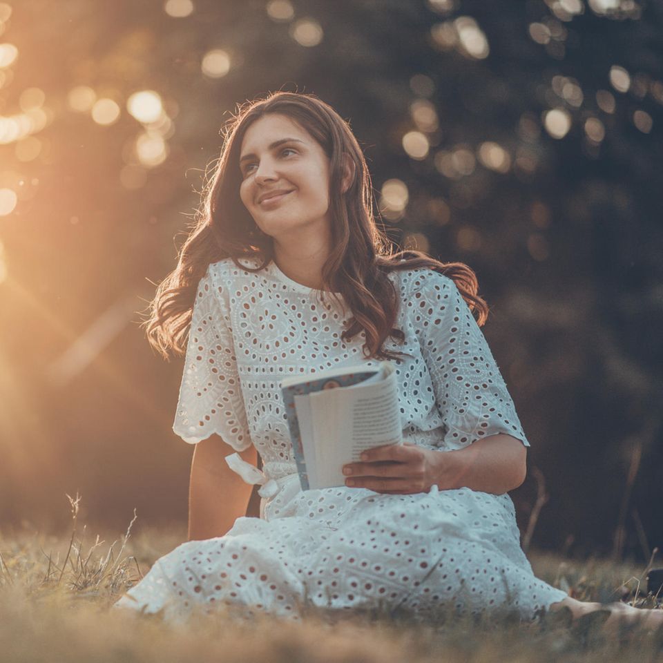 Frau liest entspannt in der Natur: Warum Lesen die einzige Tätigkeit ist, bei der ich ein Flow-Erlebnis habe