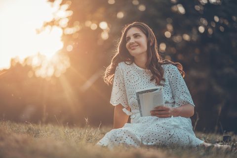 Frau liest entspannt in der Natur: Warum Lesen die einzige Tätigkeit ist, bei der ich ein Flow-Erlebnis habe